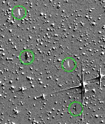 Ces quatre traces représentent les deux débris repérés jusqu'ici (il s'agit d'une double pose).Image (c) 2002 The Spacewatch Project, Lunar and Planetary Laboratory, The University of Arizona.