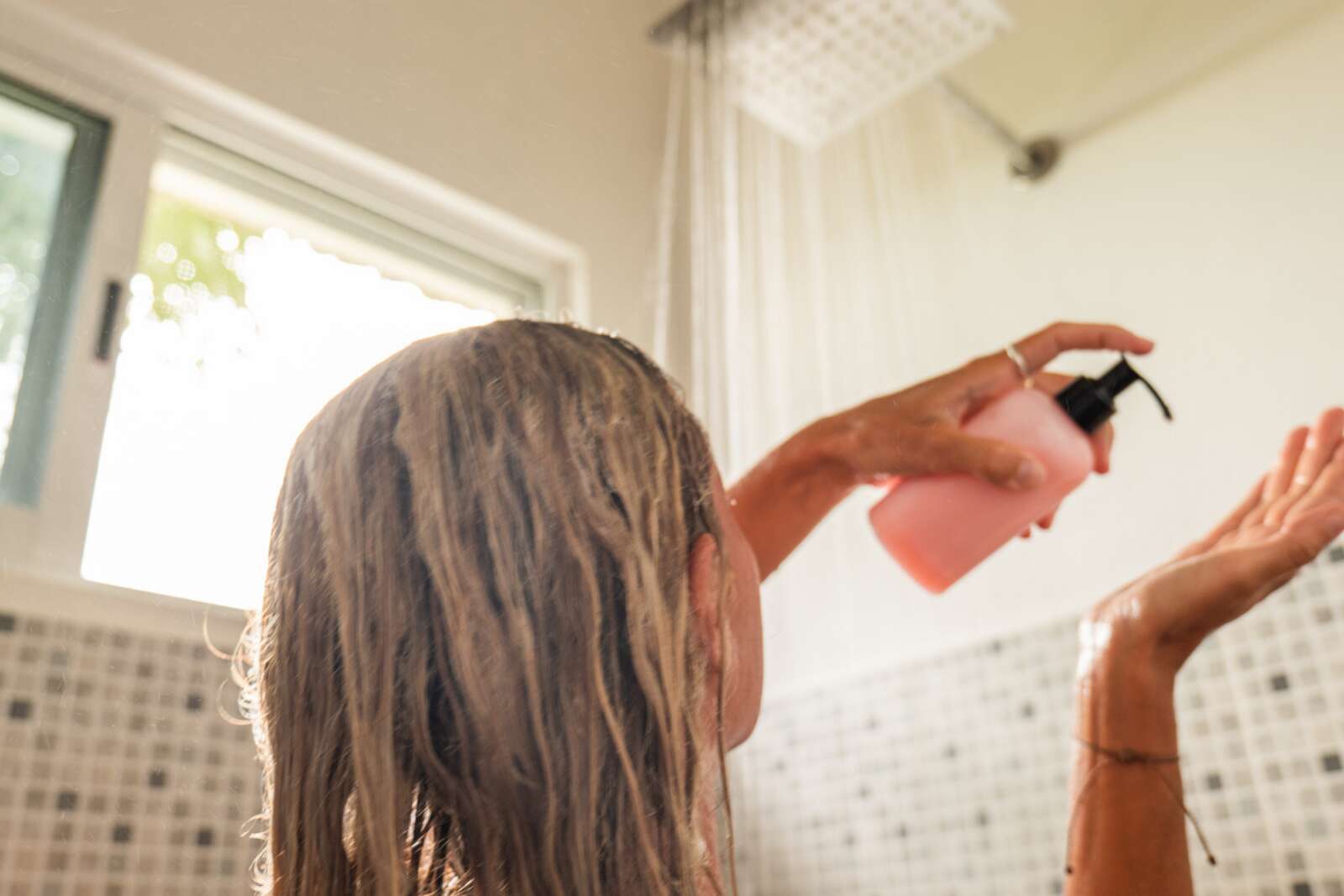 Vous l’oubliez à chaque douche : les médecins expliquent pourquoi c’est une erreur pour votre santé