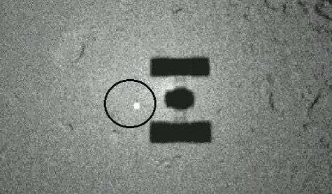 L'ombre de Hayabusa sur la surface d'Itokawa, à une distance d'environ 40 mètres le 20 novembre 2005. Dans le cercle : la balise.