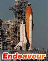 La NASA donne son feu vert au lancement d'Endeavour Endeavour sur son pas de tircrédit photo : NASA | Montage : Futura
