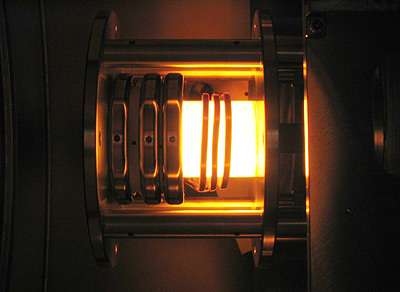 Le moteur "ultra-ionique" en action dans les laboratoires de l'ESTEC(Crédits : ESA)