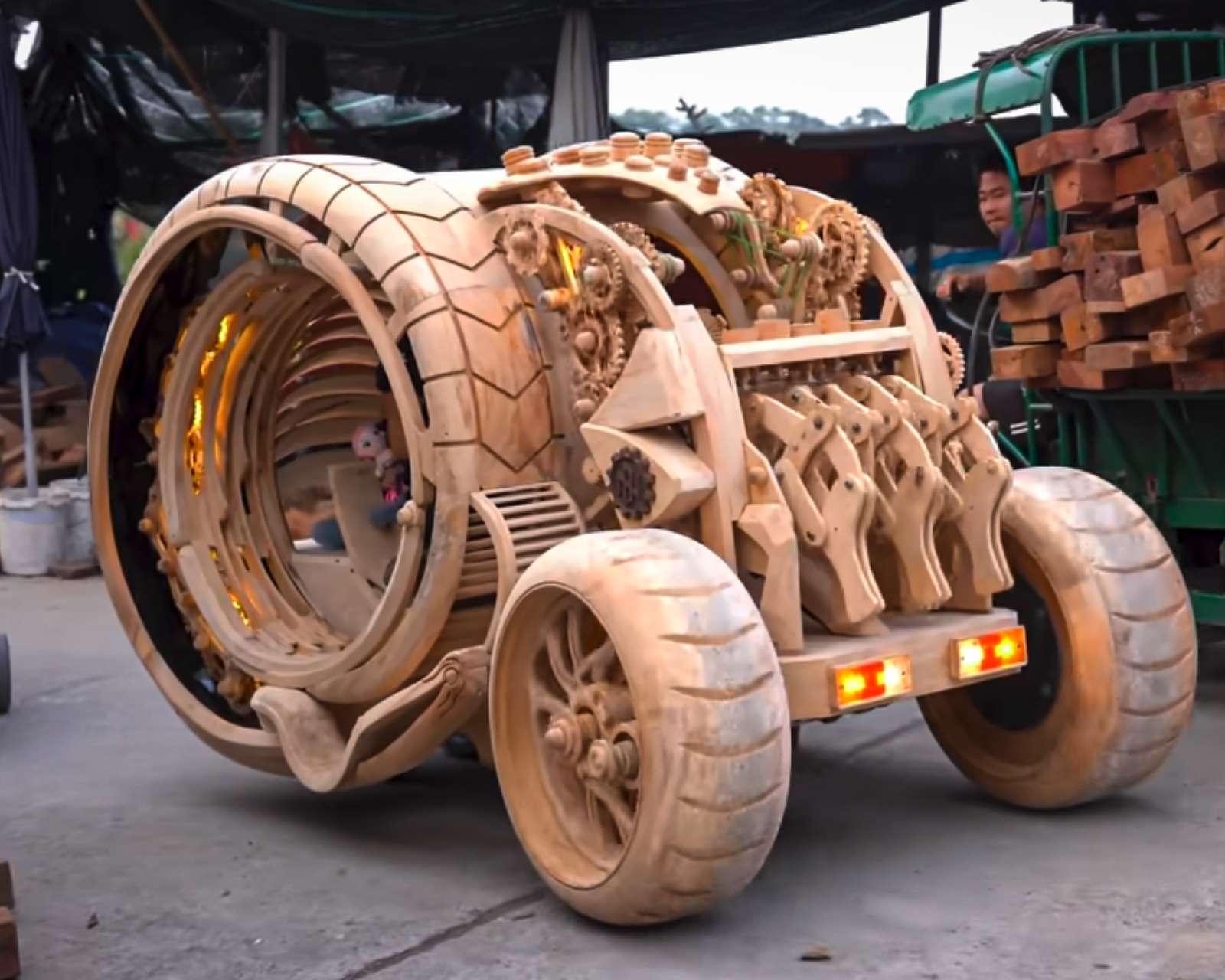 Regarder la vidéo Une étonnante machine à remonter le temps en bois circule au Vietnam