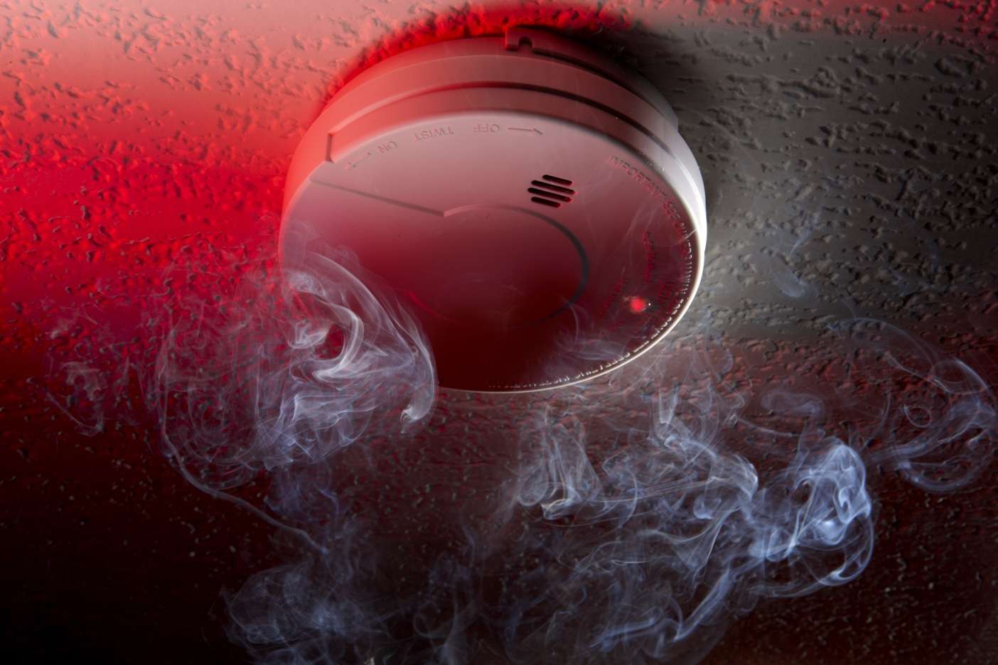 Parce qu’ils peuvent sauver des vies, les détecteurs de fumée deviendront obligatoires dans tous les logements dans moins d’un an maintenant. Il est temps de commencer à y réfléchir… © Jim Barber, Shutterstock