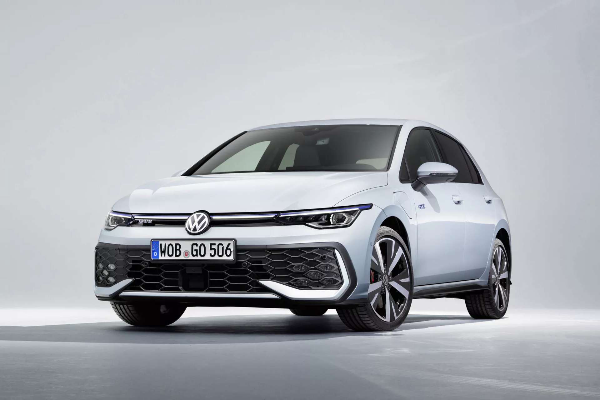 Regarder la vidéo Volkswagen lance sa nouvelle Golf hybride aux performances électrisantes !