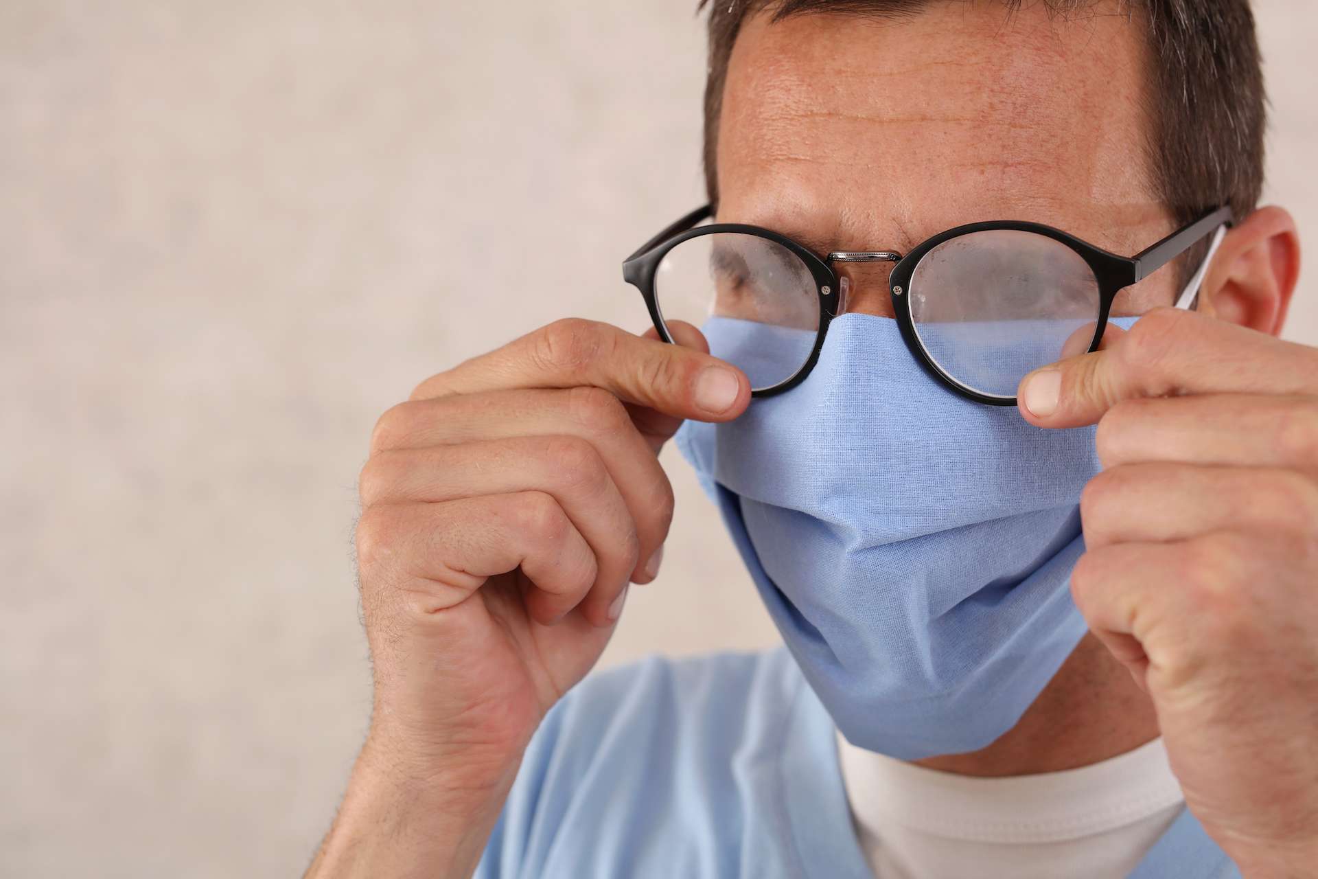 Coronavirus : voici le premier spray anti-buée pour porter ses lunettes  avec un masque
