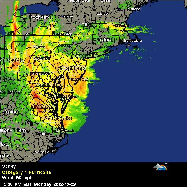 Les données radar des satellites du système Goes de la National Oceanic and Atmospheric Administration (NOAA) ont permis de déterminer avec une grande précision la trajectoire et le taux de précipitations de l'ouragan Sandy. © Weather Underground
