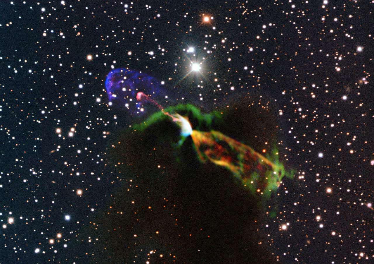 Cette image sans précédent de l'objet de Herbig-Haro HH 46/47 combine des observations radio réalisées avec le Grand réseau d'antennes (sub-)millimétrique de l'Atacama (Alma) et des observations dans des longueurs d'onde bien plus courtes en lumière visible réalisées avec le New Technology Telescope (NTT) de l'ESO. Les observations d'Alma (en orange et en vert, en bas à droite) de l'étoile nouvellement née révèlent un grand jet d'énergie s'éloignant de la Terre. Ce jet est indétectable dans le visible car il est caché par la poussière et le gaz. Sur la gauche (en rose et en violet) la partie visible du jet est observée se déplaçant en partie en direction de la Terre. © ESO/Alma (ESO/NAOJ/NRAO)/H. Arce, Bo Reipurth