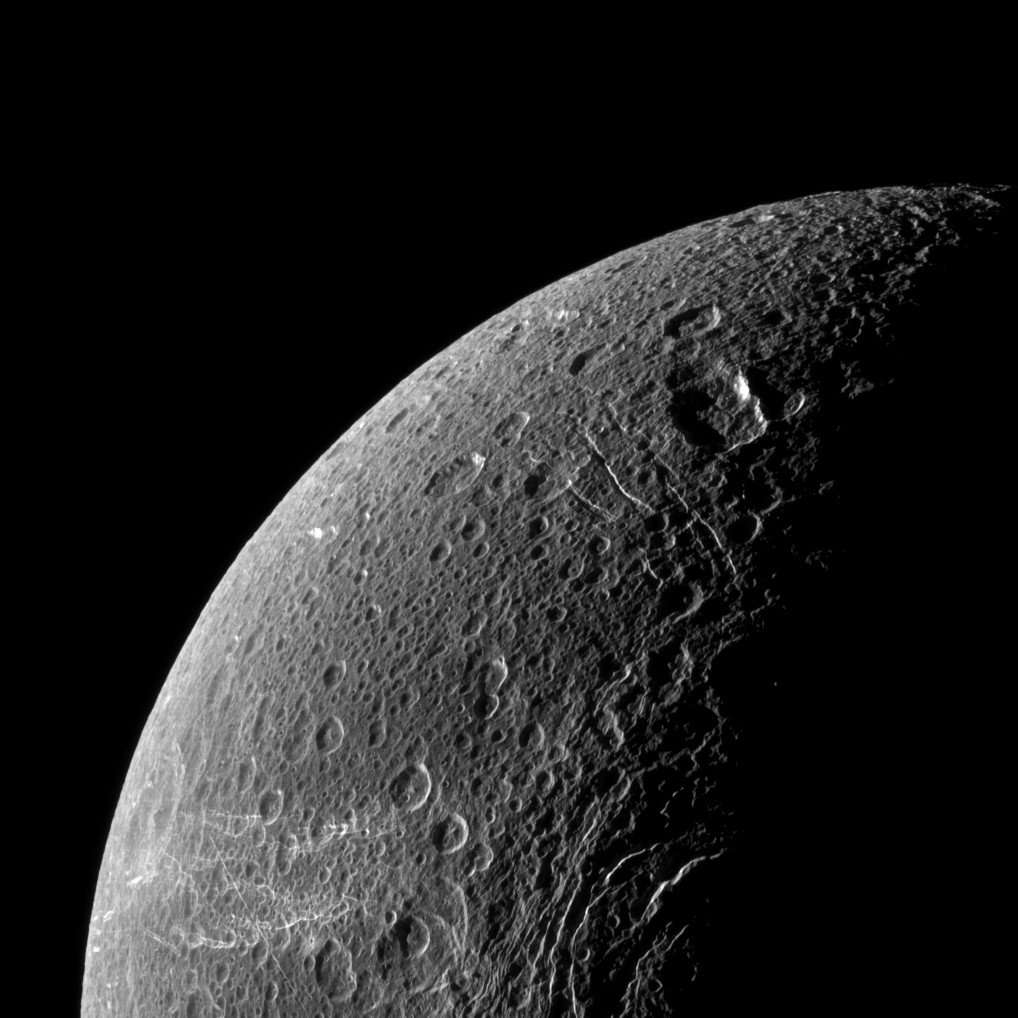 un des satellites de saturne en 3 lettres