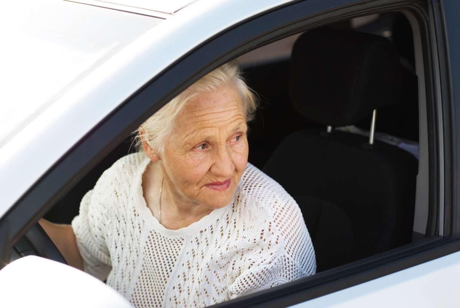 Пожилая женщина за рулем