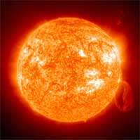 Univers, étoiles, noyaux et particules: découvertes récentes et nouvelles questions Eruption solaire, vue prise depuis le satellite SoHO dans l'extrême ultraviolet.Crédit : The SOHO-EIT Consortium (ESA/NASA)