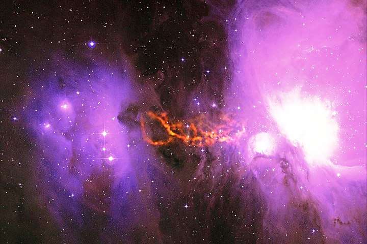 Une image composite en fausses couleurs prise dans le visible et le domaine radio. Elle montre la nébuleuse d'Orion et, en orange, les filaments observés par le radiotélescope de Green Bank, situé en Virginie Occidentale aux États-Unis. © S. Schnee, et al., B. Saxton, B. Kent (NRAO, AUI, NSF)