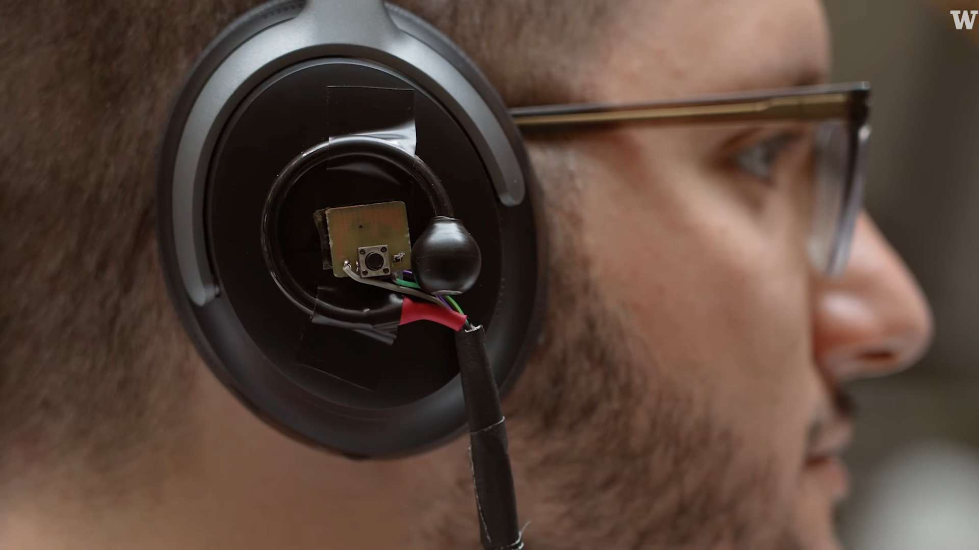 Regarder la vidéo Ce casque à réduction de bruit reconnaît les voix des interlocuteurs grâce à l'IA !
