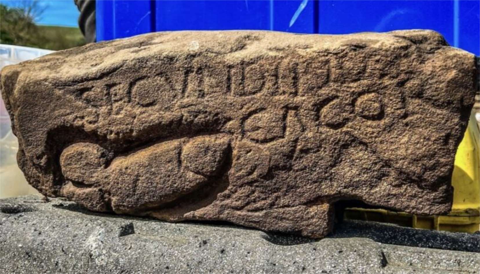 La pierre gravée de l'inscription « Secundinus cacor » et du dessin d'un pénis laisse peu de place au doute quant à la qualité des relations entre l'auteur et le destinataire. © Vindolanda Charitable Trust