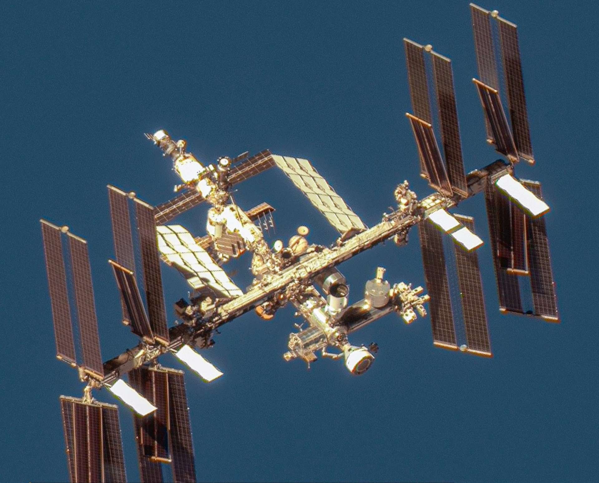 Un’immagine mozzafiato della stazione spaziale in orbita ripresa da un satellite