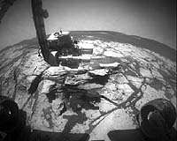 En bref : Opportunity retrouve partiellement l'usage de son bras Le bras robotisé d'Opportunity en train d'étudier un affleurement rocheux atypique (Sol 673)(Crédits : NASA/JPL)