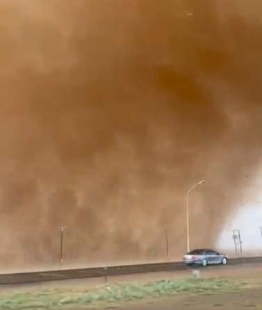 Des images spectaculaires d'une tornade monstrueuse à Oman