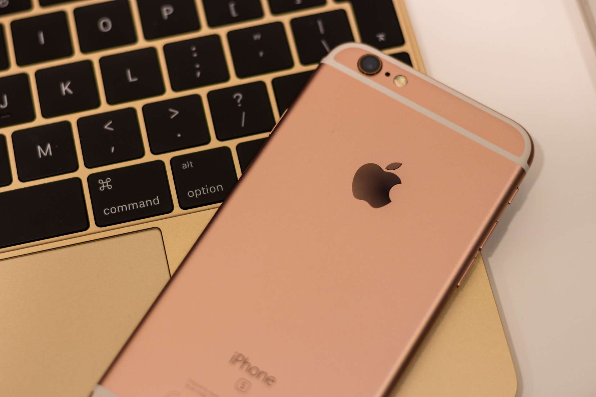 Apple trabaja en una pantalla plegable para el iPhone y sus otros dispositivos