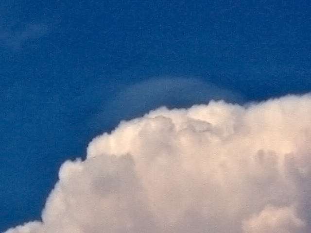 Ce cumulonimbus est surmonté par un pileus. Ces petits nuages se forment parfois au-dessus des panaches volcaniques montant à de grandes vitesses. © PiccoloNamek, Wikimedia common, CC by-sa 3.0