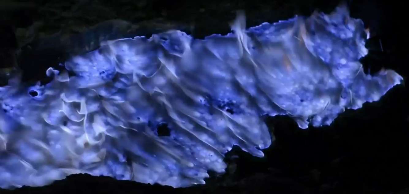 De nuit, le volcan Kawah Ijen paraît cracher de la lave bleue de façon continue. © Capture d'écran, grunewaldvolcans, YouTube