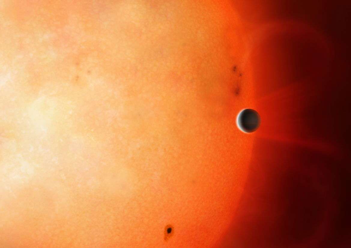 La planète NGTS-10b est 27 fois plus proche de son étoile que Mercure par rapport au Soleil. © Université de Warwick, Mark Garlick