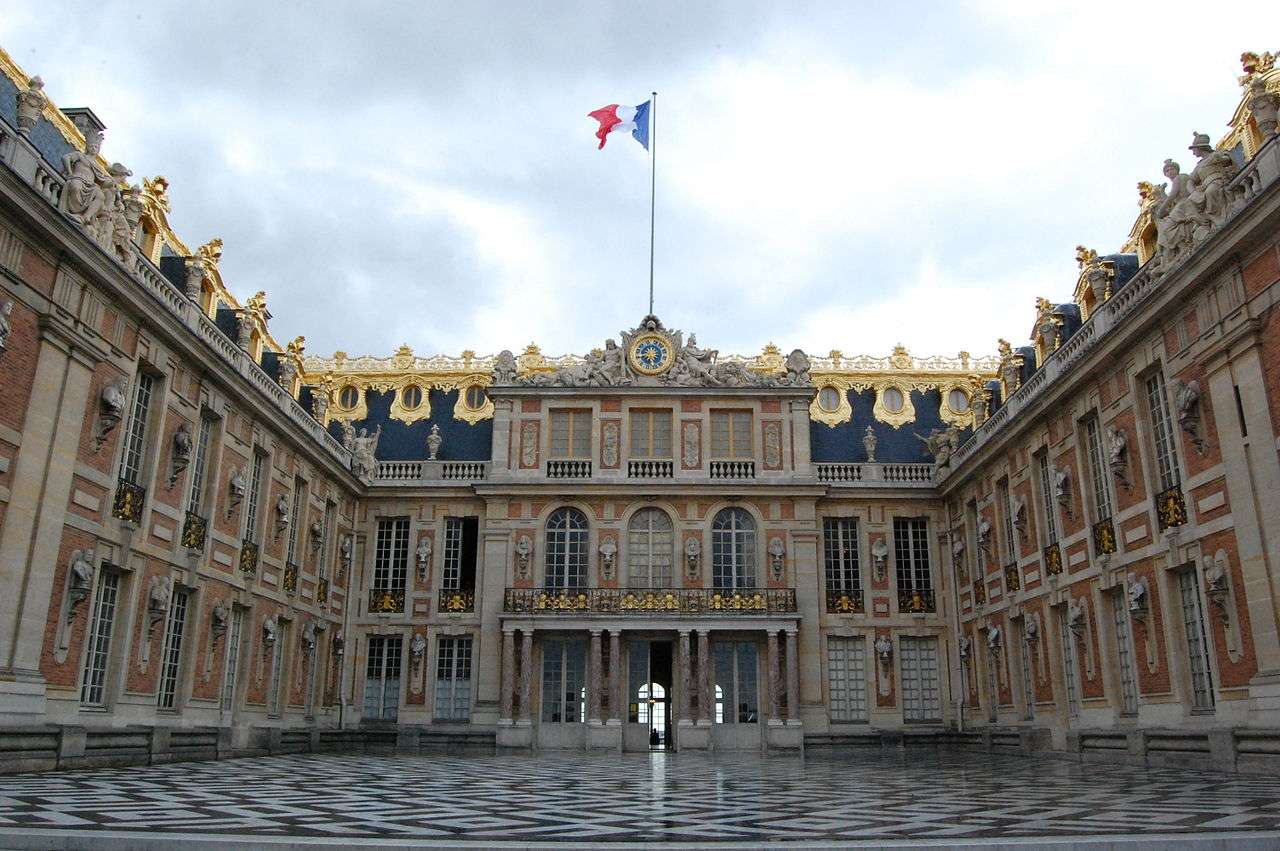 La cour de marbre du château de Versailles. Le château a bénéficié des améliorations de plusieurs générations de monarques. © Trizek, Wikimedia Commons, cc by sa 3.0