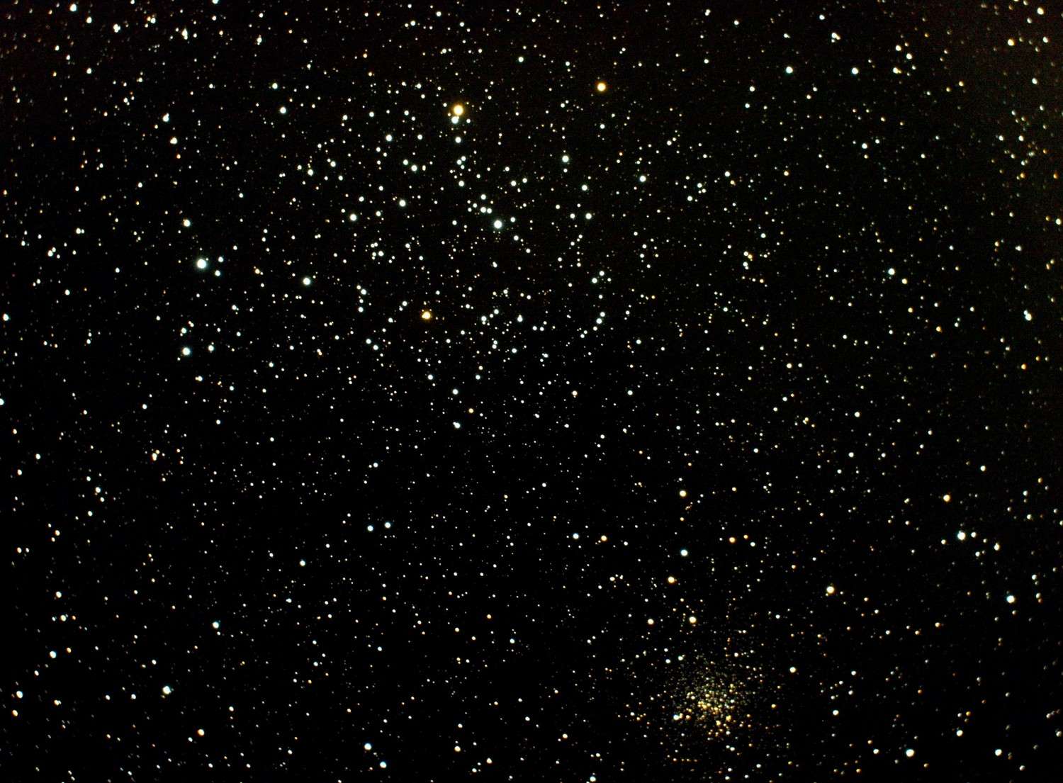 Les amas ouverts M 35 (en haut) et NGC 2158 (plus compact, en bas) dans la constellation des Gémeaux. © Philippe Renauld