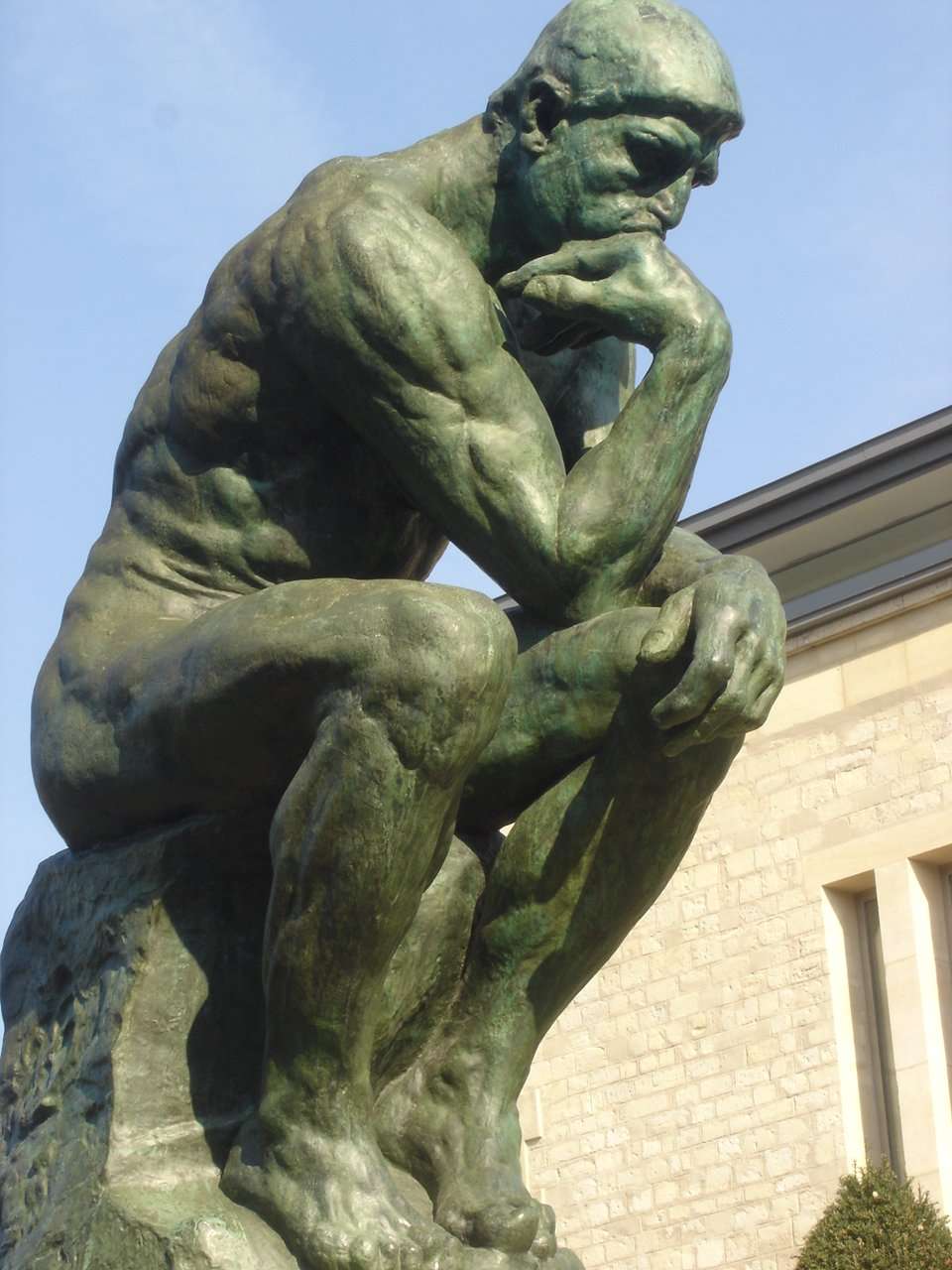 Le fameux Penseur, célèbre sculpture d'Auguste Rodin, représente un homme en pleine méditation. Il fait appel à toute son intelligence pour résoudre un problème apparemment complexe. © Satyakamk penes voladores, Wikipédia, cc by sa 3.0
