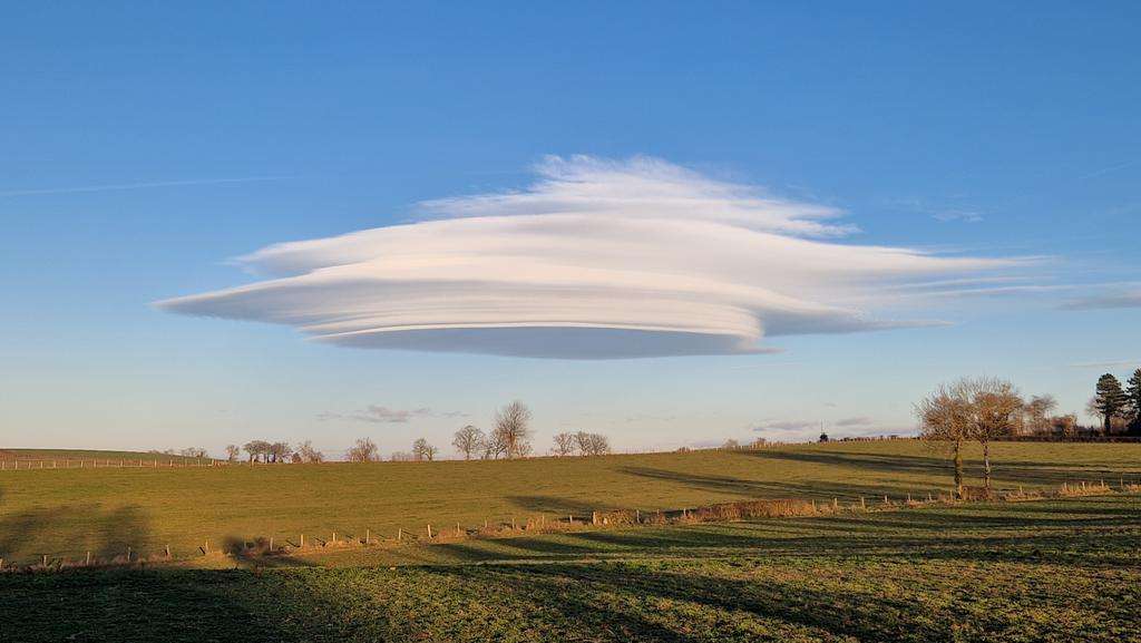 « Trop beau pour être vrai » : un incroyable nuage en forme de soucoupe volante observé en Aveyron !