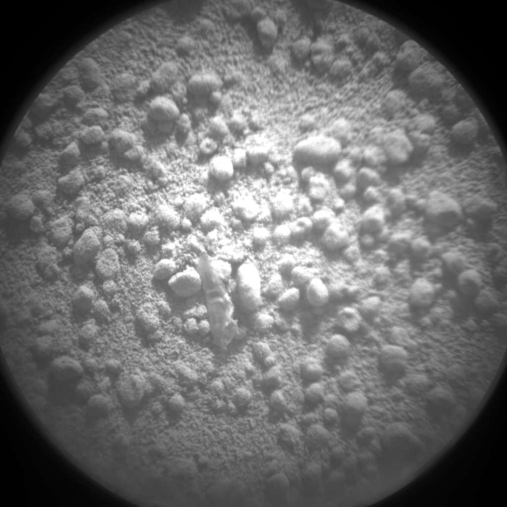 Une vue rapprochée réalisée avec la caméra de l'instrument ChemCam (dont l'objectif est un miroir, comme celui d'un télescope). © Nasa/JPL-Caltech/LANL