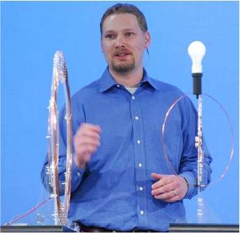 Alanson Sample en pleine démonstration de la transmission d'énergie électrique sans fil. © Intel Research Seattle