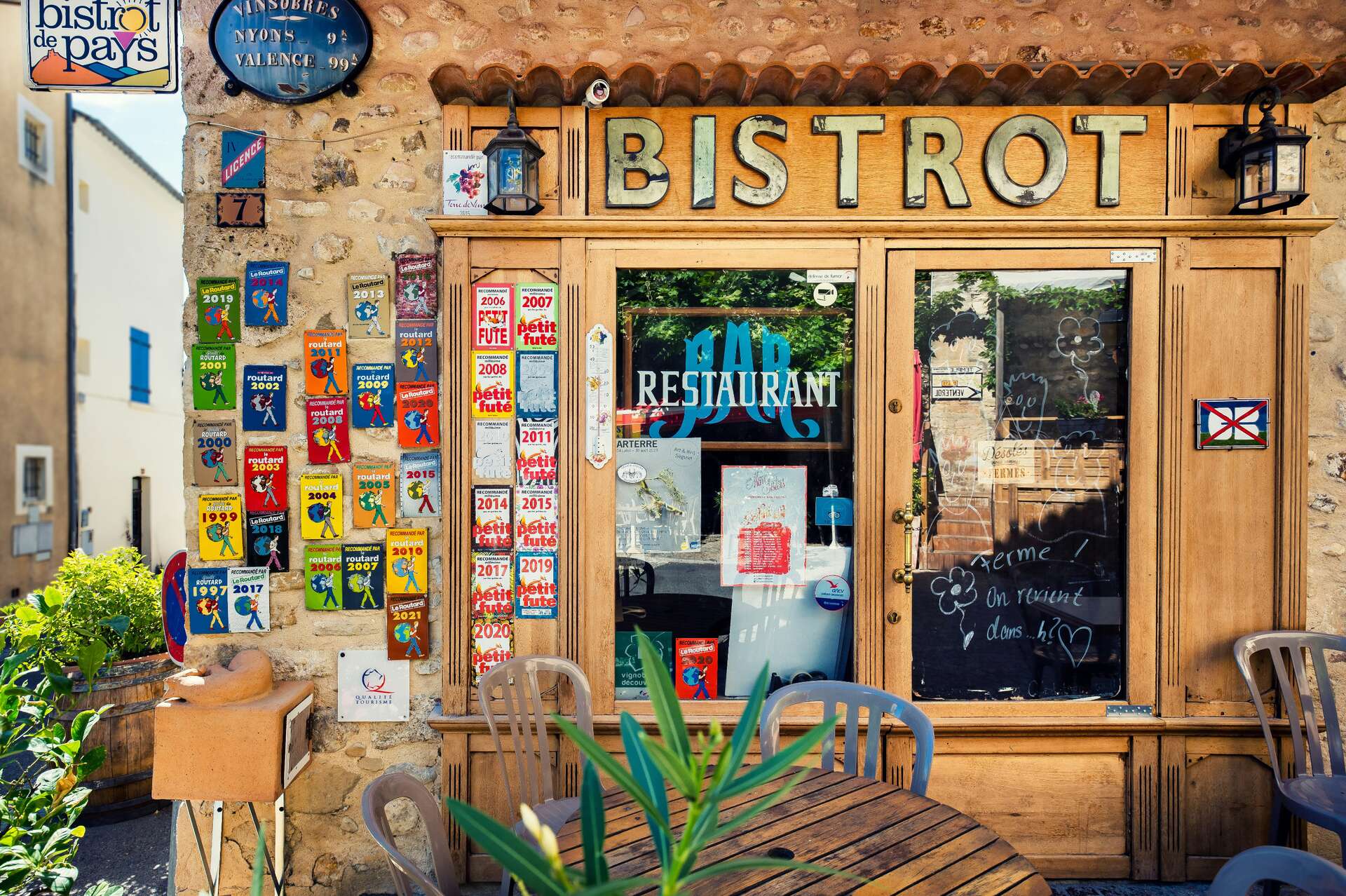 Regarder la vidéo 1 000 cafés pour revitaliser le lien économique et social des villages français