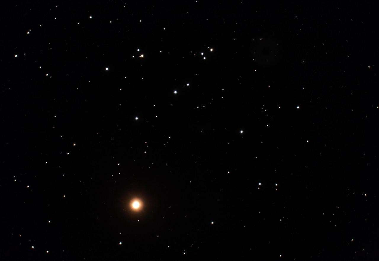 Le brillant disque orange de la planète Mars au milieu des étoiles (bien plus éloignées) de Messier 44. © P. Renauld