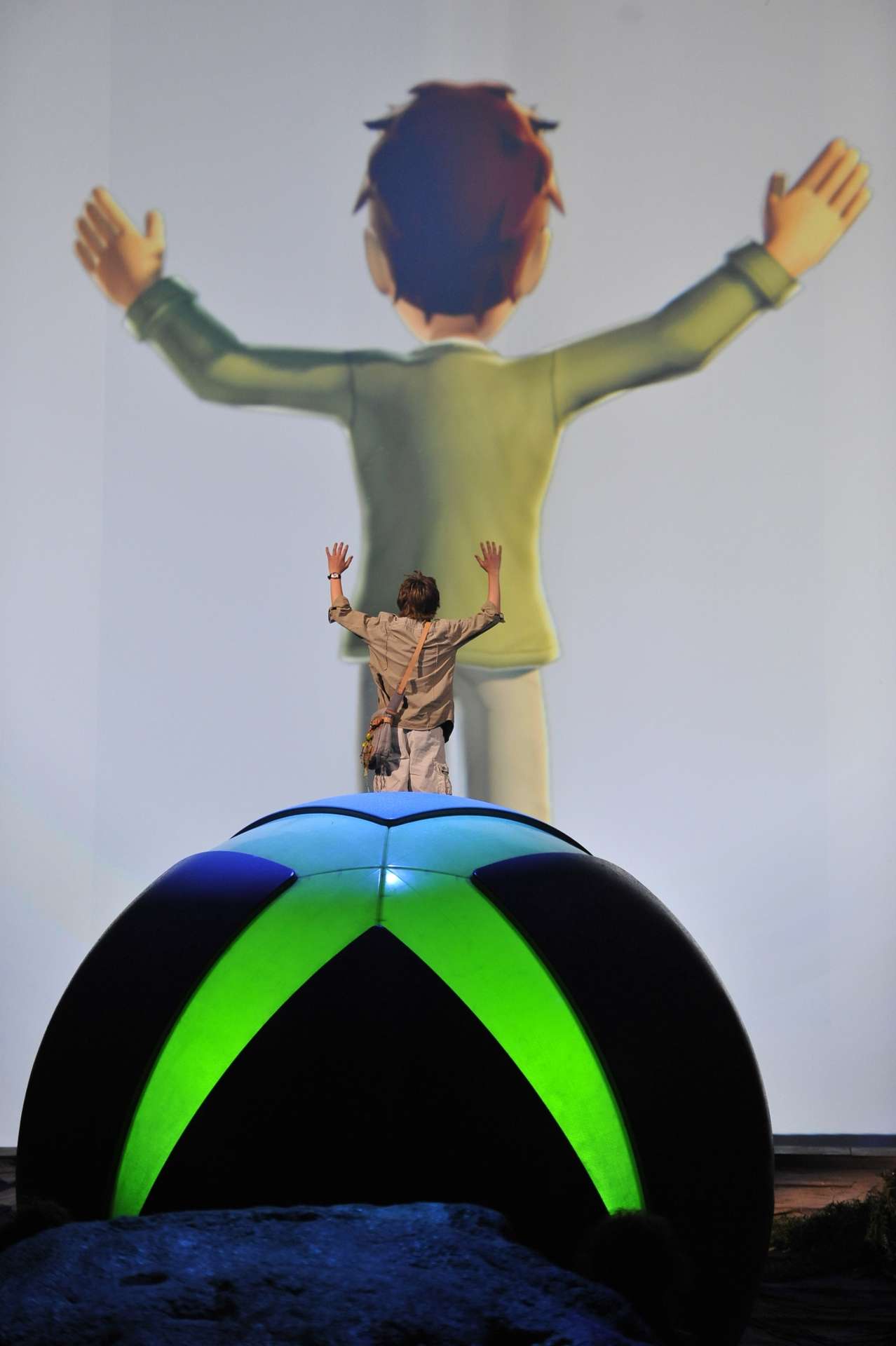 Pour la présentation publique, une troupe du Cirque du Soleil s'est amusée avec le module Kinect. © Microsoft