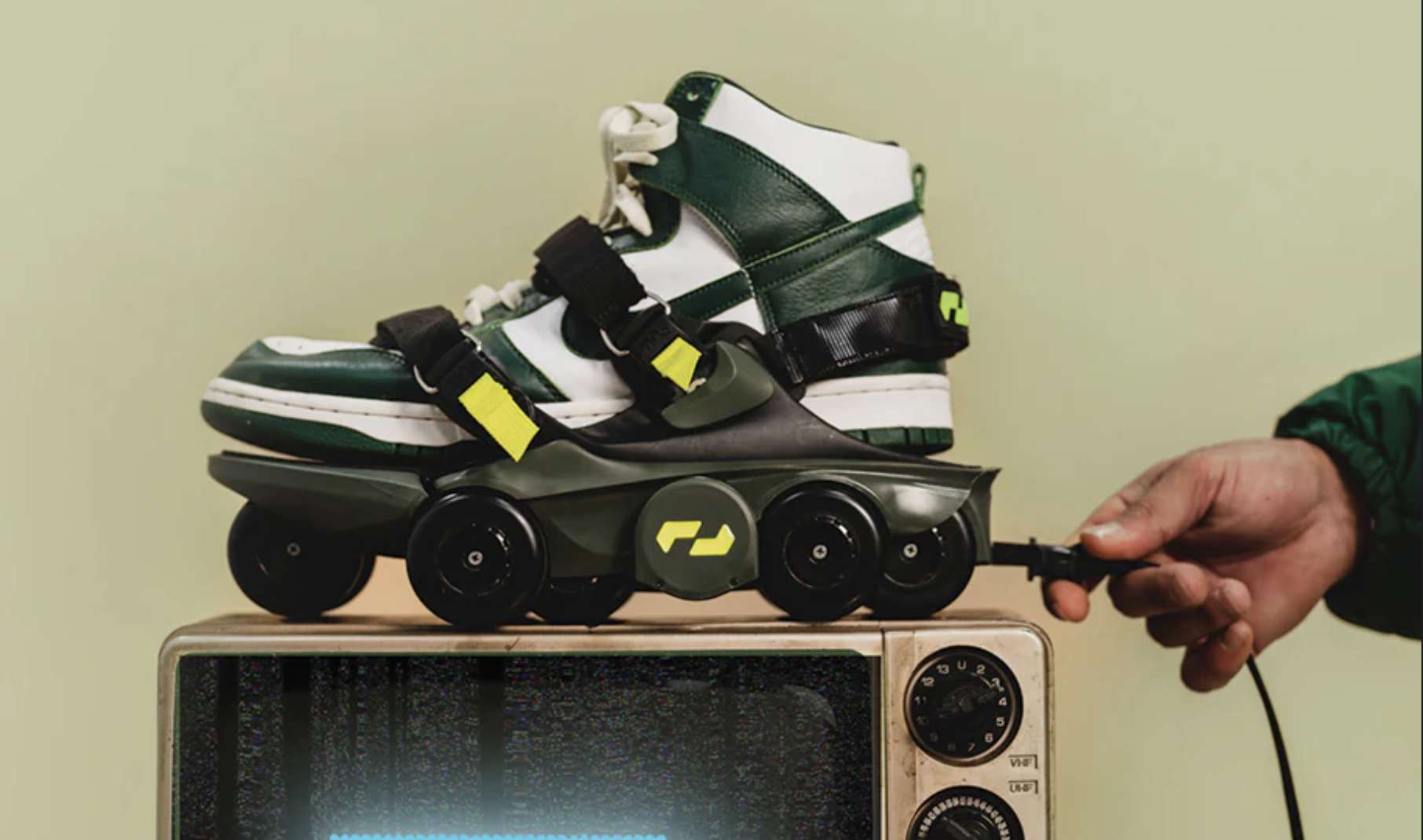 Regarder la vidéo Les étonnantes chaussures robotiques Moonwalkers sont disponibles à la vente !