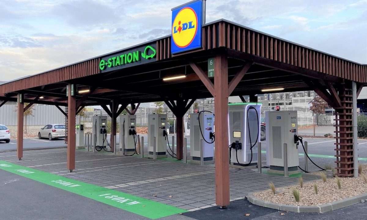 Voiture électrique : Lidl propose des stations de recharge rapide à prix cassés