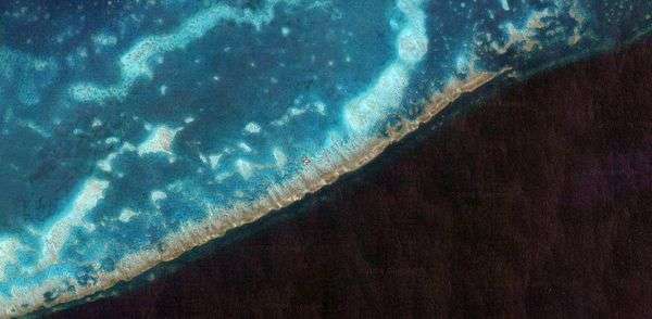 La Grande Barrière de Corail, dont nous n'apercevons ici qu'un détail, s'étend sur plus de 2600 kilomètres au large des côtes australiennes. Crédit Google Earth.