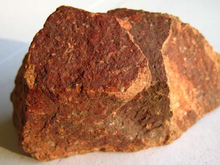 La rhyolite est une roche microgrenue. © Thomas Ribiere, Camptocamp CC by-sa 2.0