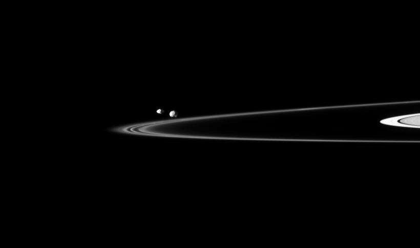 Sur cette image prise par la sonde Cassini, Pandore et Epiméthée semblent survoler l'anneau F, une ceinture de poussières qui pourrait bien servir à alimenter les actuels petits satellites et à en créer de nouveaux. Crédit Nasa