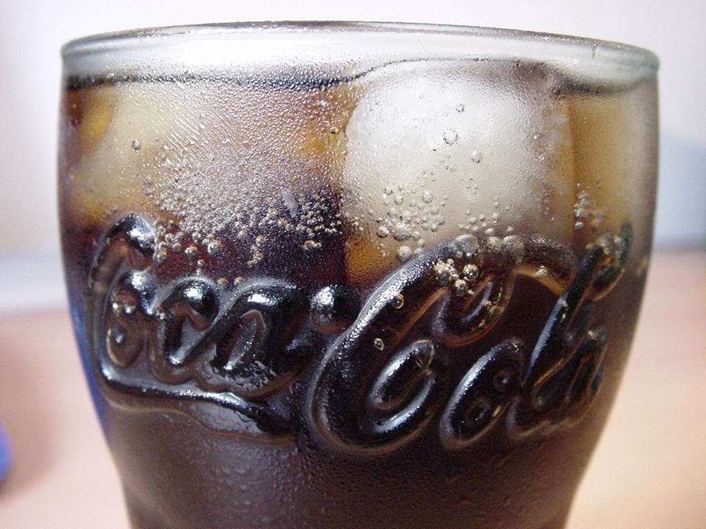 En 1885, John S. Pemberton découvre la recette du Coca-cola. La boisson gazeuse est désormais consommée dans le monde entier. © Summi, CC BY-SA 3.0, Wikimedia Commons
