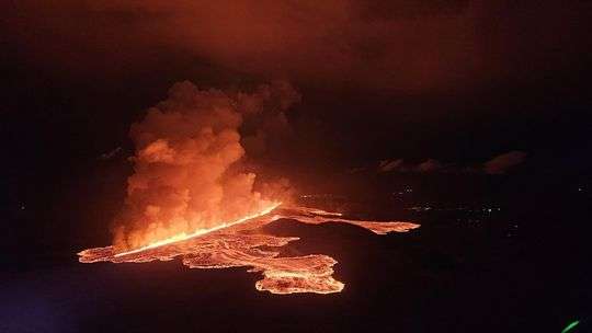 Une fissure de 4 km de long crache de la lave aux portes d'une ville en Islande !