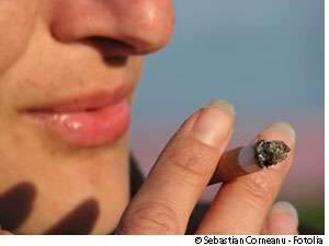 Quand elles fument, les femmes, souvent, fument beaucoup. Et chez elles, les tumeurs semblent se développer plus rapidement... © Sebastian Corneanu/Fotolia
