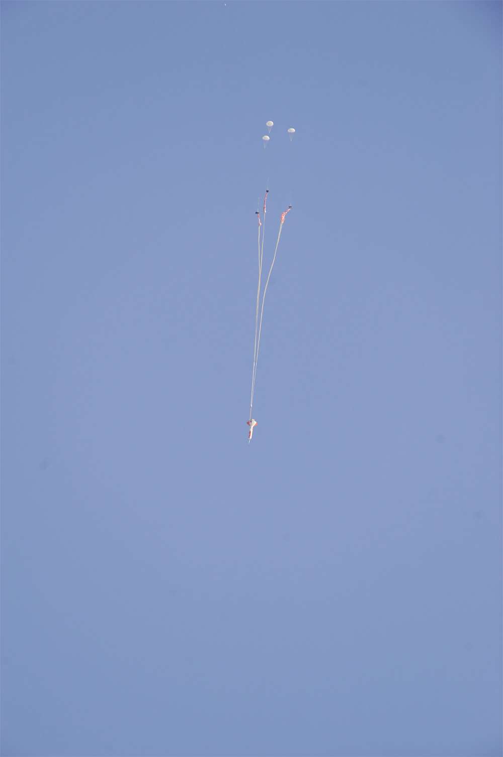 Déploiement en cours des trois parachutes d'Orion lors d'un essai simulant un retour d'orbite à pleine vitesse. © Nasa