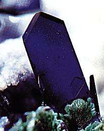 Système monoclinique L'azurite est un cristal du système monoclinique. © DR