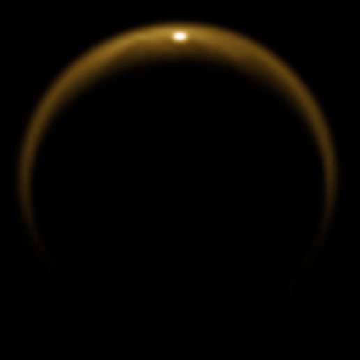 Le Soleil se reflète sur le lac Kraken, près du pôle de nord de Titan. L'image a été prise le 8 juillet 2009, lors du 59ème survol de ce satellite, par l'instrument VIMS de la sonde Cassini. L'engin se trouvait alors à 200.000 kilomètres du satellite de Saturne et la résolution est de 100 km par pixel. © NASA/JPL/University of Arizona/DLR
