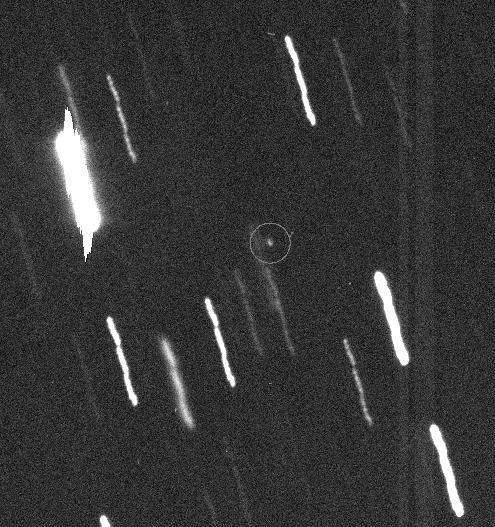 Apophis (dans le cercle), photographié par le télescope de 2,20 mètres de Hawaï, près du sommet du Mauna Kea. Cet astéroïde géocroiseur découvert en 2004 s'approchera de la Terre le 13 avril 2029 et le 13 avril 2036. © UH/IA