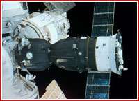 La production du vaisseau russe Soyouz va doubler Un vaisseau Soyuz pris en photo depuis la navette spatiale américaine (ici arrimé à la station Mir).Crédit : NASA