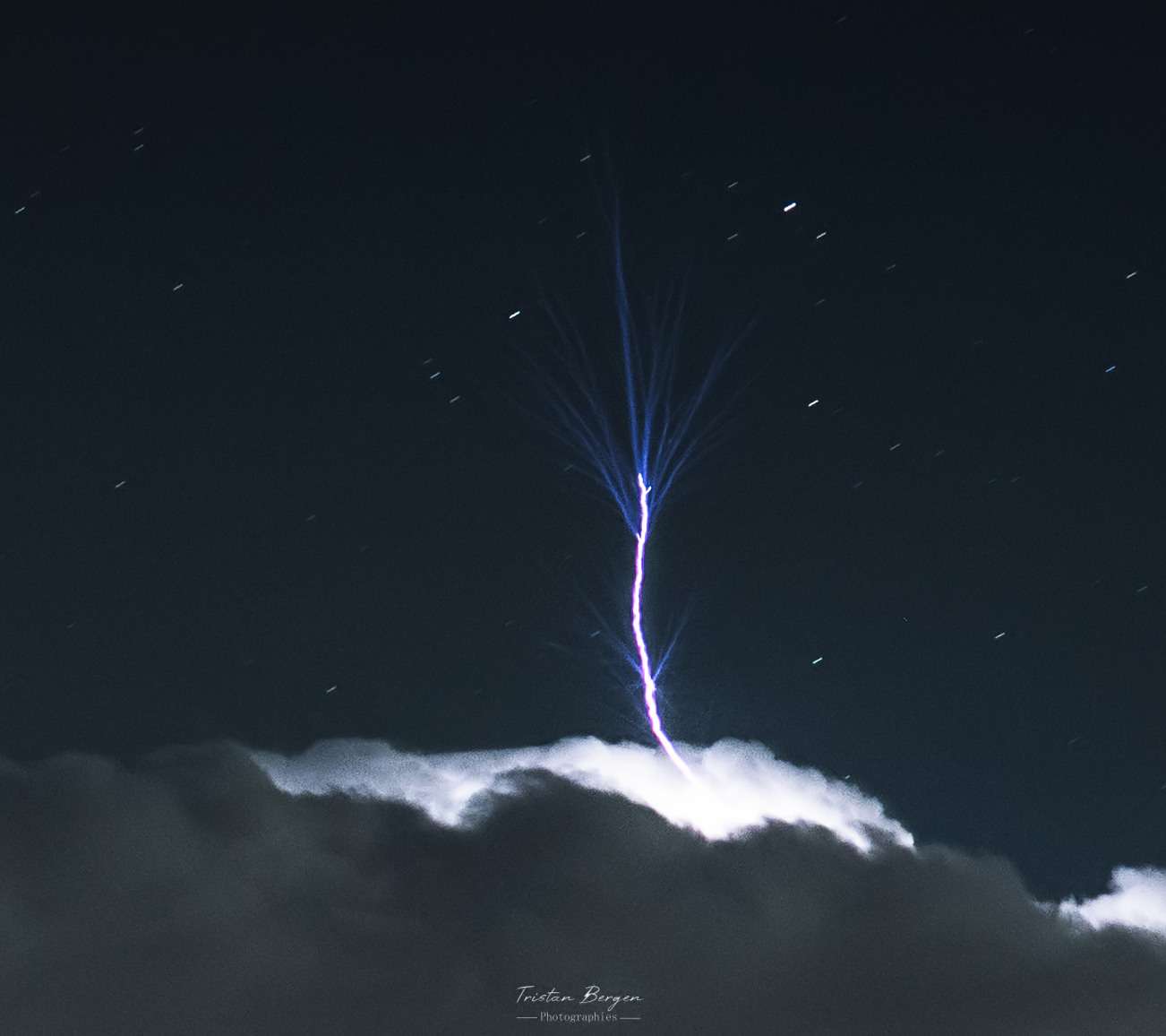 Un magnifique jet bleu photographié au-dessus d'un orage