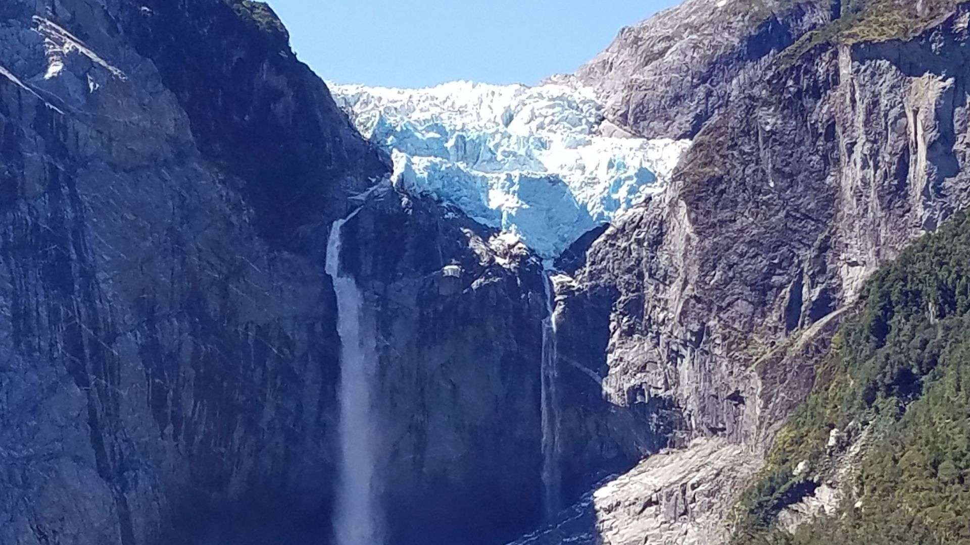 Photo of El colapso de un glaciar de 200 m.  desde arriba filmado por excursionistas