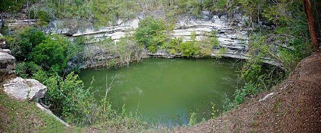 La grotte anchialine sacrée au Mexique, ici en photo, est située dans la péninsule du Yucatán. Il en existe plus d'une vingtaine, souvent appelées cenotes ou puits sacrés en français. Les Mayas pensaient que ces puits étaient un moyen de communication avec les dieux de l'infra-monde. © Ekehnel, Wikipédia, GNU 1.2