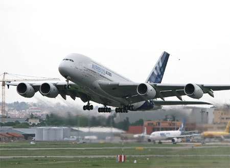 Décollage lors du second vol d'essai de l'A380, le 4 avril. L'Airbus A380 sera présenté au Bourget.